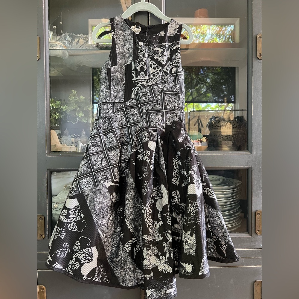 Save the Queen Child's Dress - Size: 6